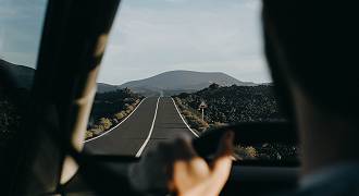 carretera vista desde dentro de un coche conduciendo