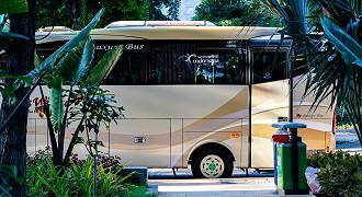 autobús esperando delante de un hotel