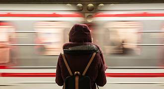 chica delante de un tren pasando